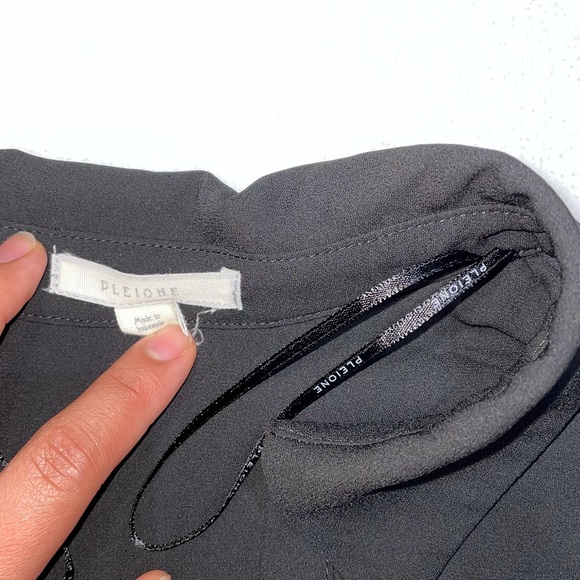 Small BLack Pleione Flowy Spread Collar Blouse Top - Picture 3 of 13